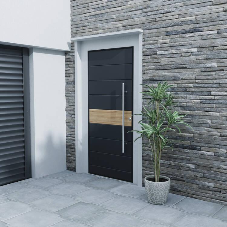 Porte d'entrée moderne noire avec bandeau bois et poignée longiligne, mur en pierre grise, plante en pot décorative