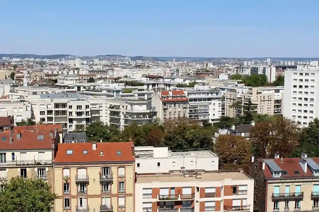 Vue de Courbevoie pour illustrer les projets de rénovation d’appartements et maisons en Île-de-France