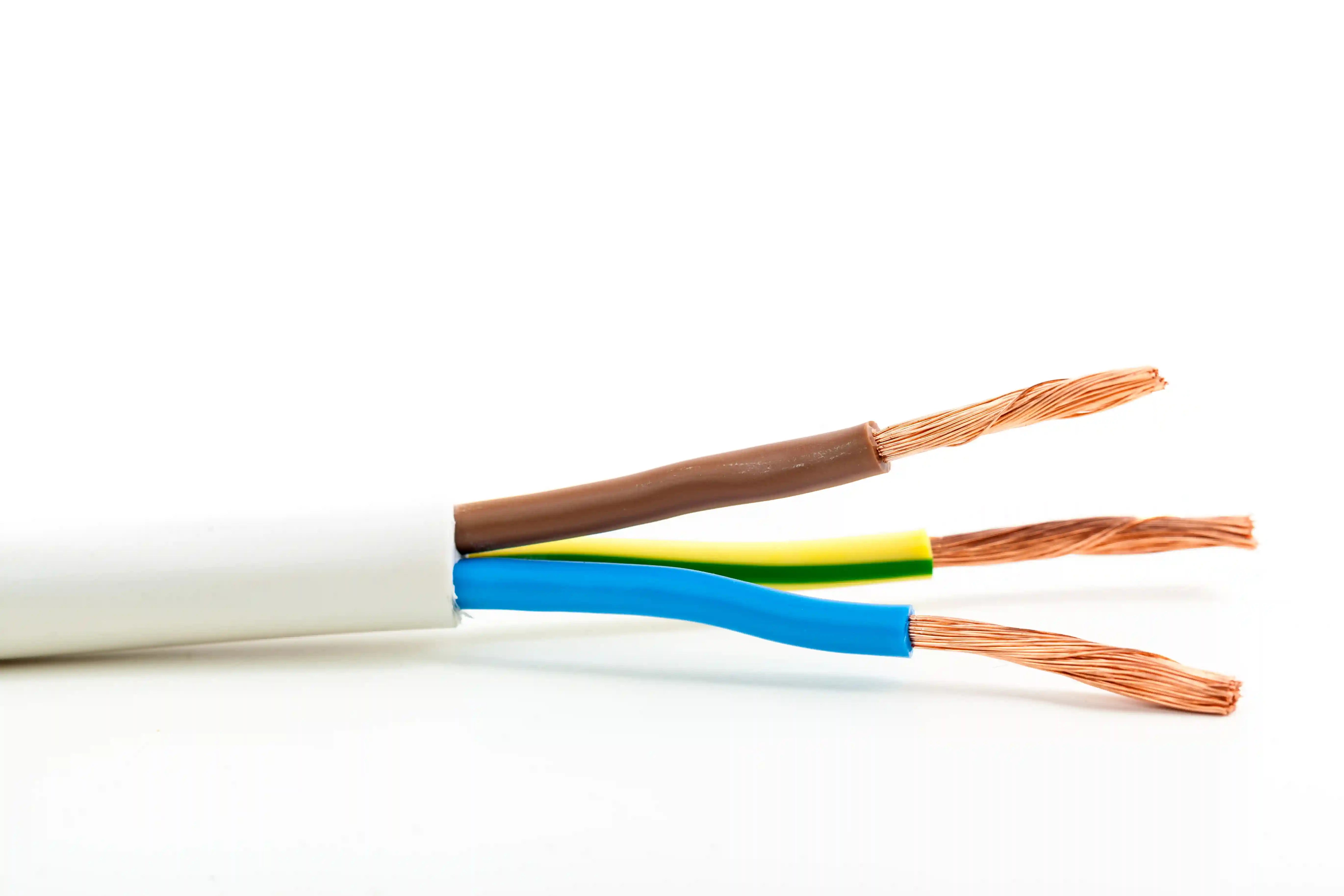Câble électrique tripolaire avec conducteurs cuivre (terre, neutre, phase)