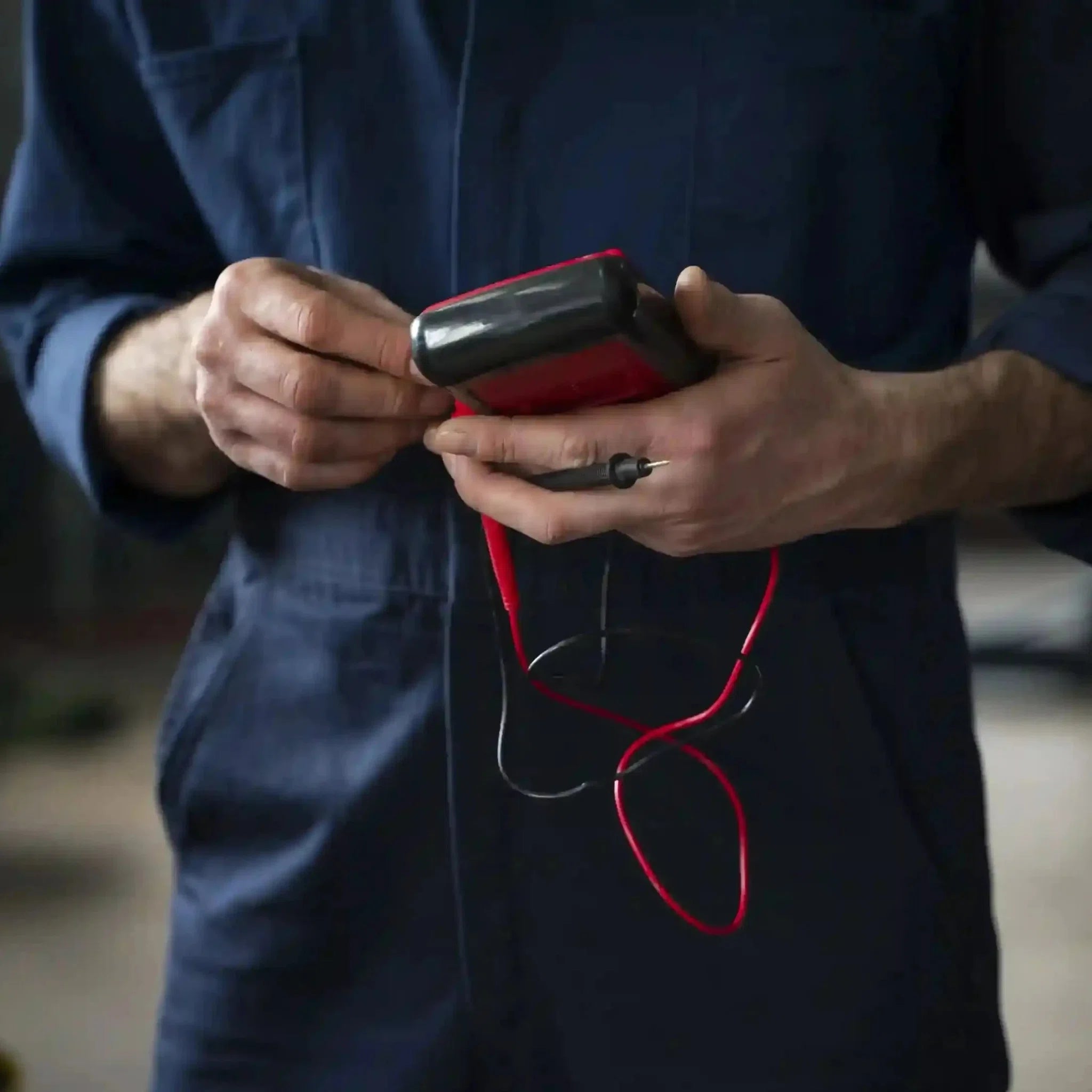 Électricien certifié contrôlant la tension d'une installation électrique avant mise aux normes à Paris