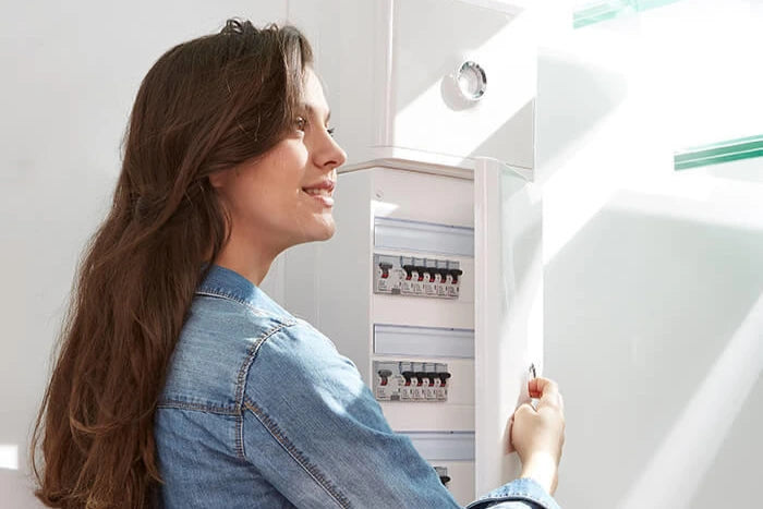 Contrôle d’un tableau électrique après rénovation par Renobat