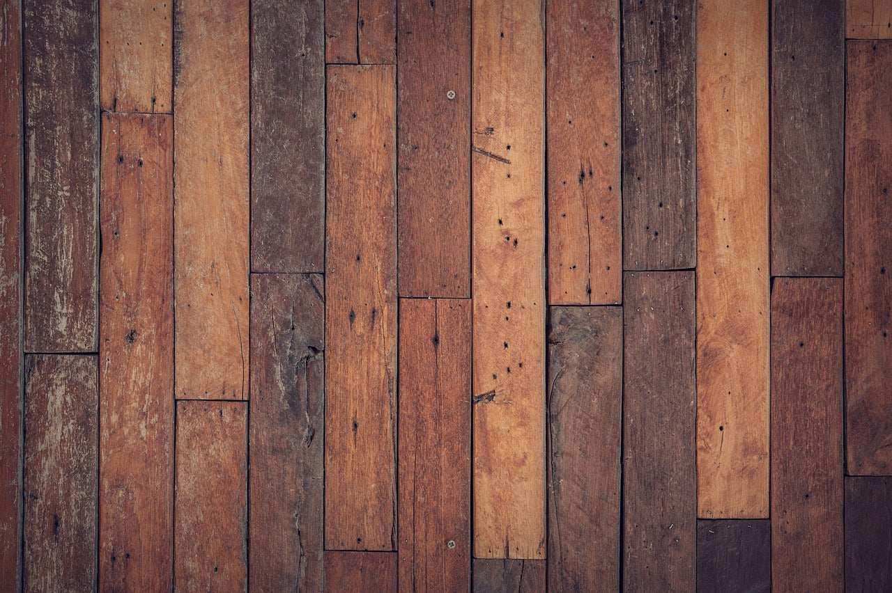 Parquet ancien en bois massif avec usure et patine, idéal rénovation sol professionnel Renobat