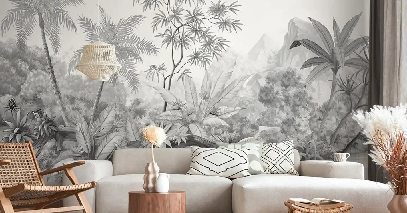 Salon moderne avec papier peint panoramique motifs jungle en noir et blanc, canapé gris et décoration naturelle