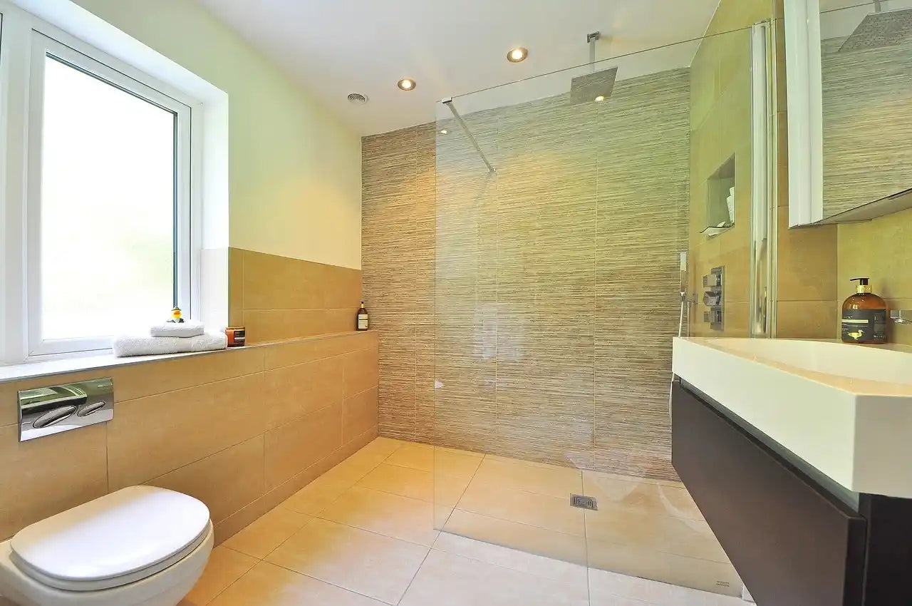 Salle de bain moderne avec douche à l’italienne, WC suspendu et carrelage mural texturé