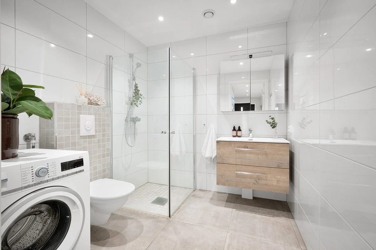 Salle de bain rénovée avec douche à l’italienne avec meuble suspendu