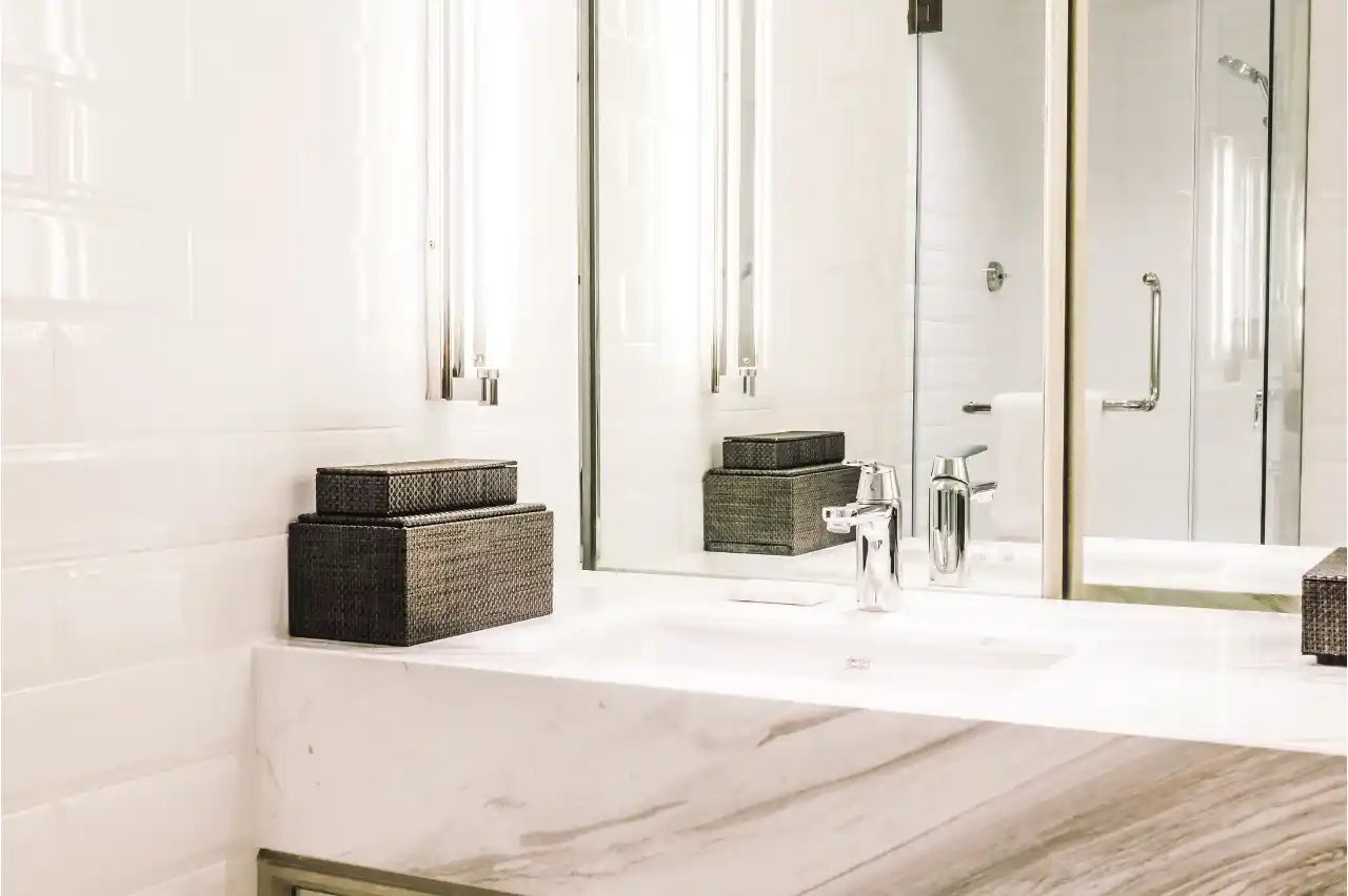 Salle de bain moderne à Courbevoie avec carrelage mural blanc posé par un carreleur professionnel