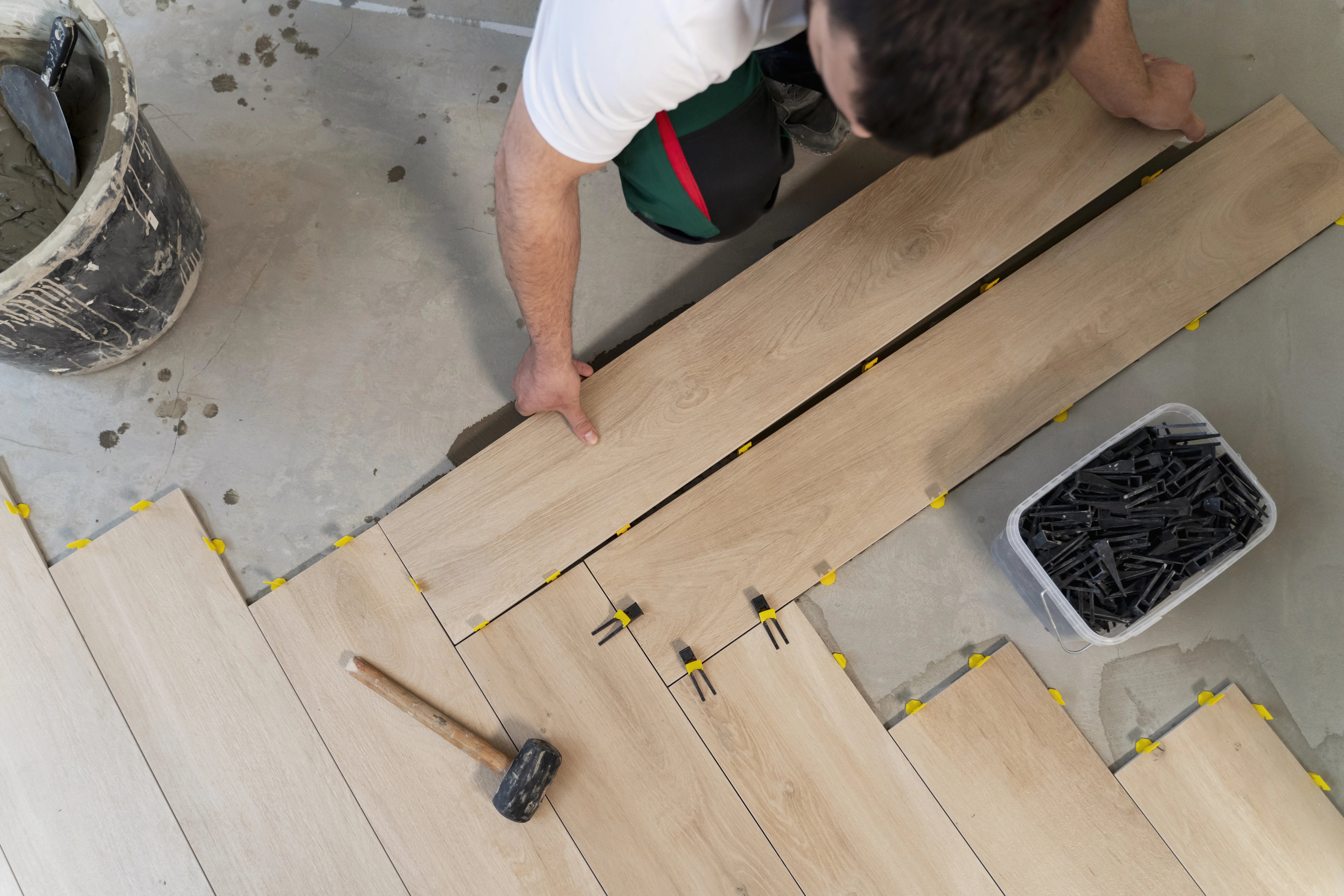 Pose de carrelage mural par un carreleur professionnel à Courbevoie