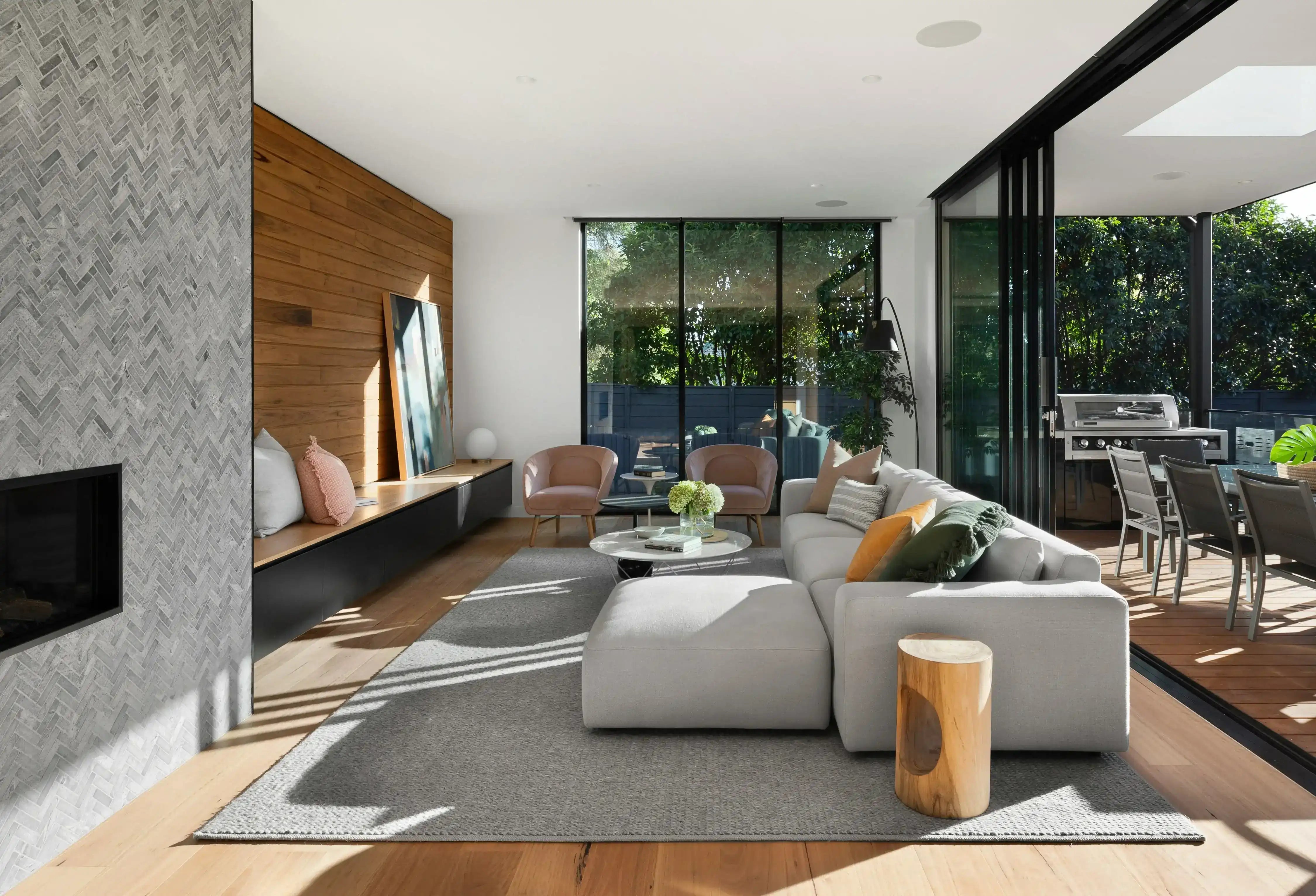 Rénovation intérieure contemporaine salon séjour avec baies vitrées Renobat