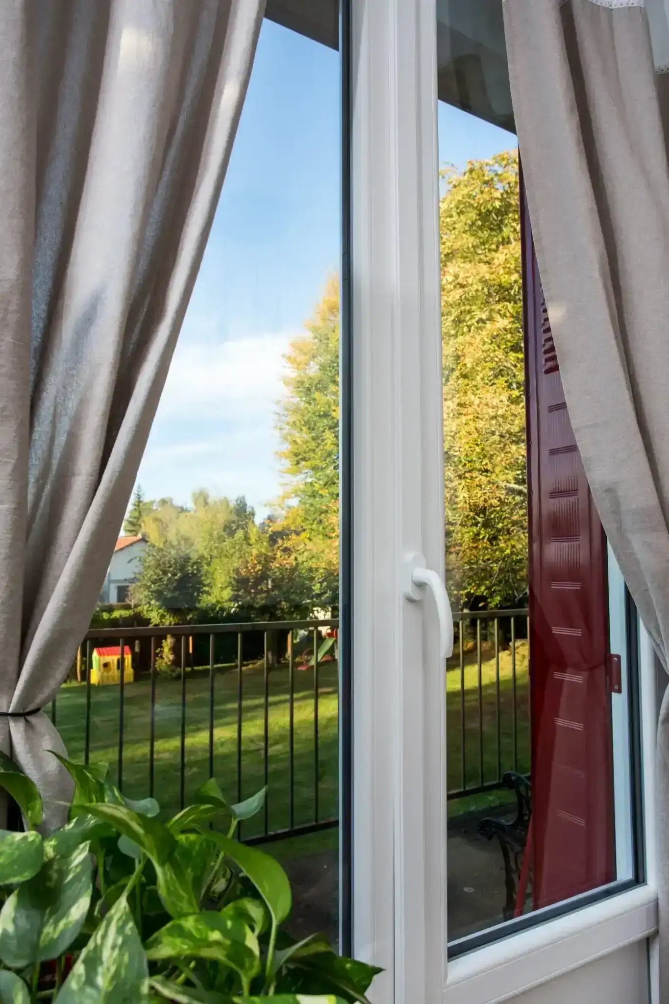 Fenêtre sur mesure PVC blanc double vitrage avec vue jardin