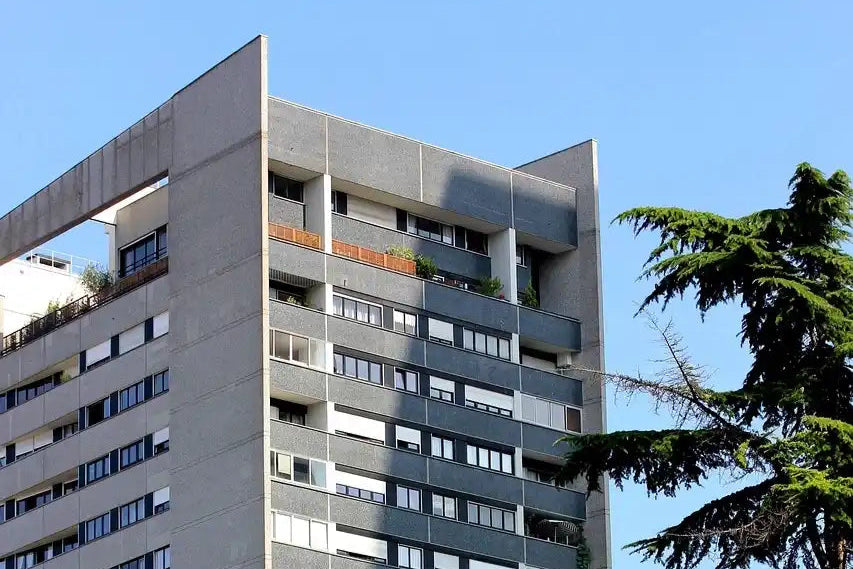 Immeuble résidentiel à Courbevoie où notre entreprise intervient pour la rénovation d’appartements.