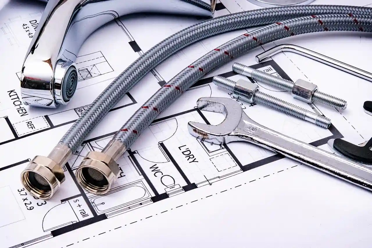 Outils et flexibles de plomberie sur plan de salle de bain - installation et rénovation à Courbevoie