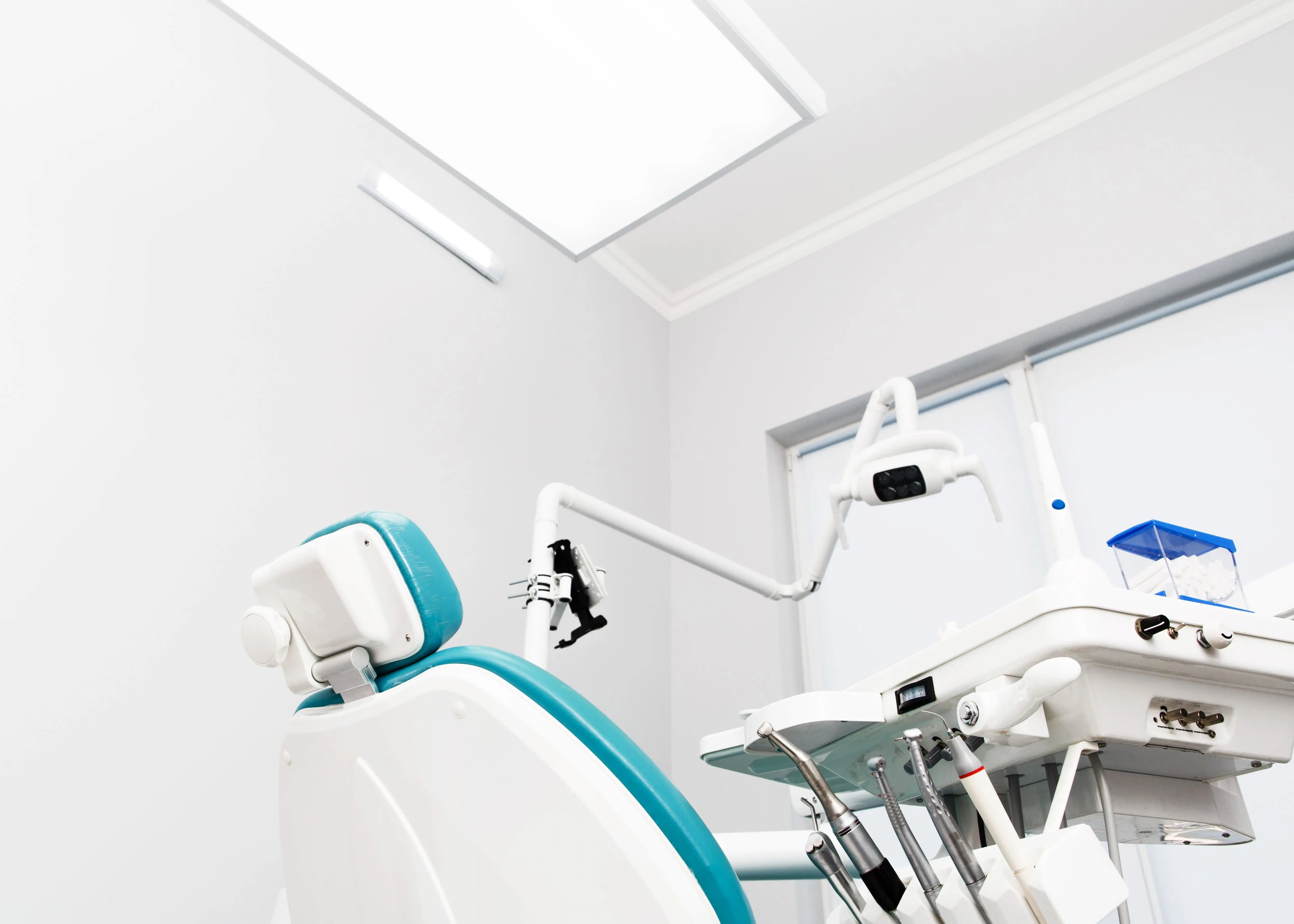 Salle de soins dentaires avec fauteuil ergonomique, équipements professionnels et éclairage LED. Renobat réalise l'aménagement cabinet médical des professionnels de santé à Paris et Île-de-France.