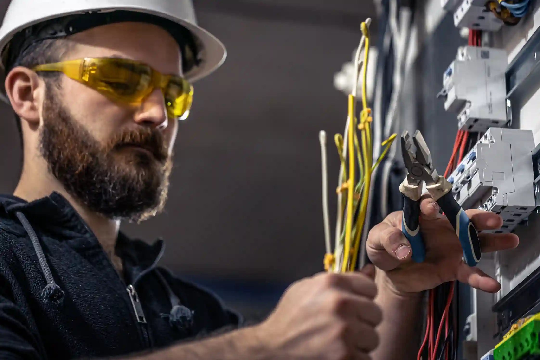 Travail de câblage électrique sécurisé réalisé par un professionnel