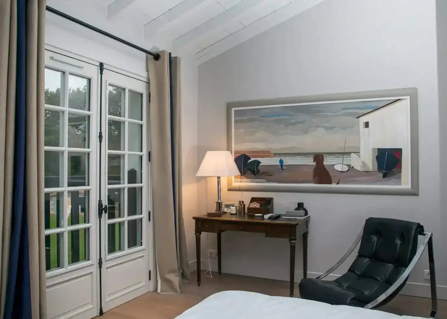 Porte-fenêtre en bois blanc avec petits carreaux. Menuiserie sur mesure alliant charme traditionnel et isolation performante. Devis gratuit en Île-de-France.