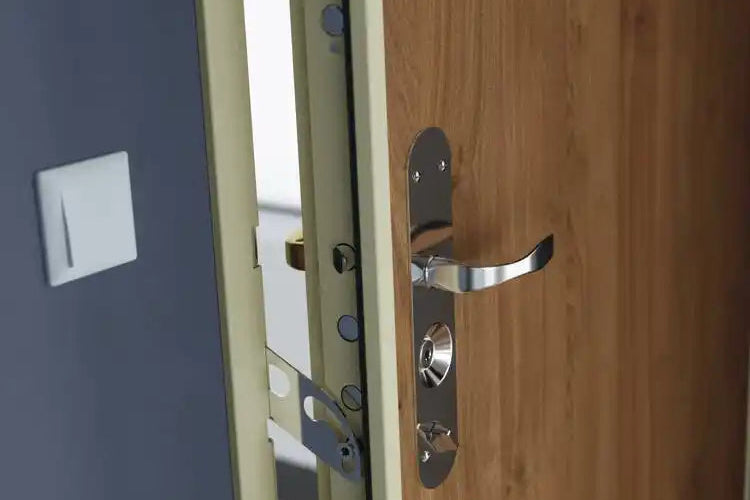 Porte blindée en bois avec serrure multipoints et poignée de sécurité chromée
