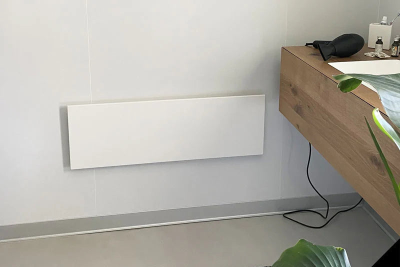 Radiateur horizontal à inertie installé dans une rénovation intérieure