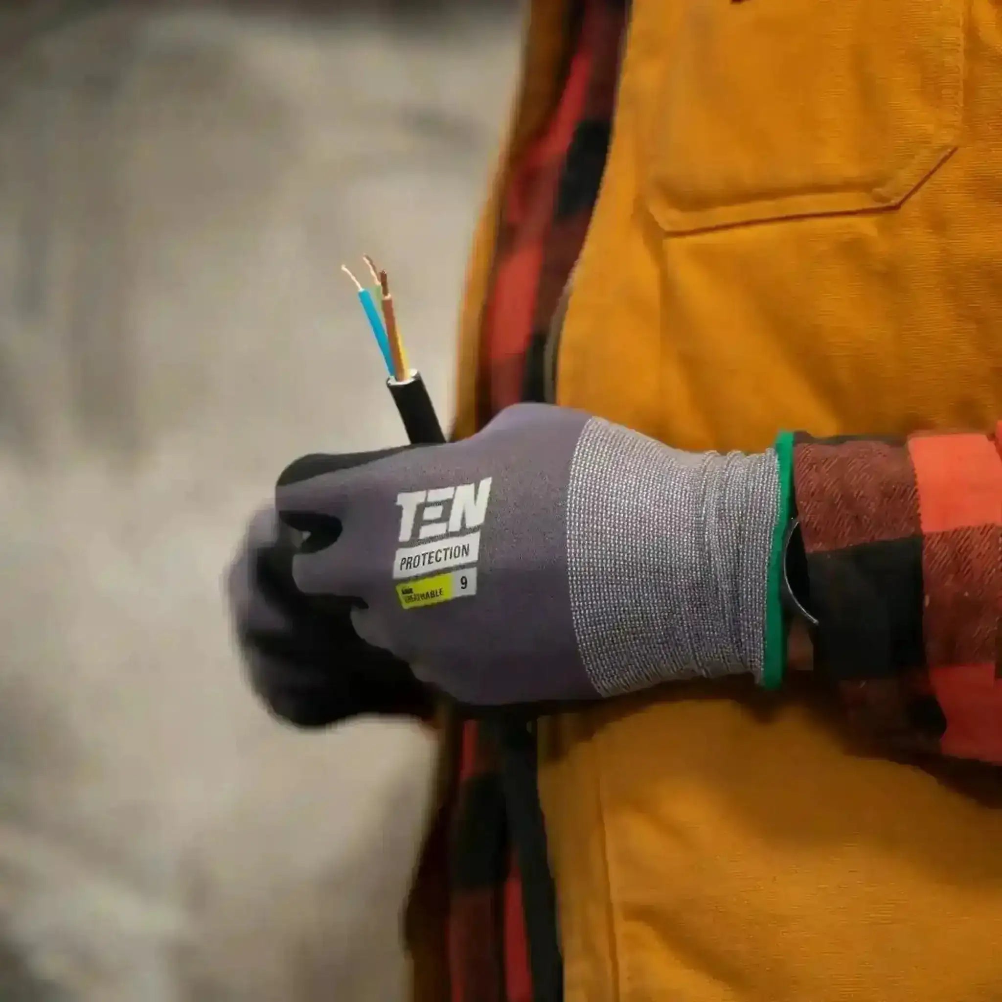 Électricien vérifiant des câbles électriques lors d'une mise aux normes NF C 15-100