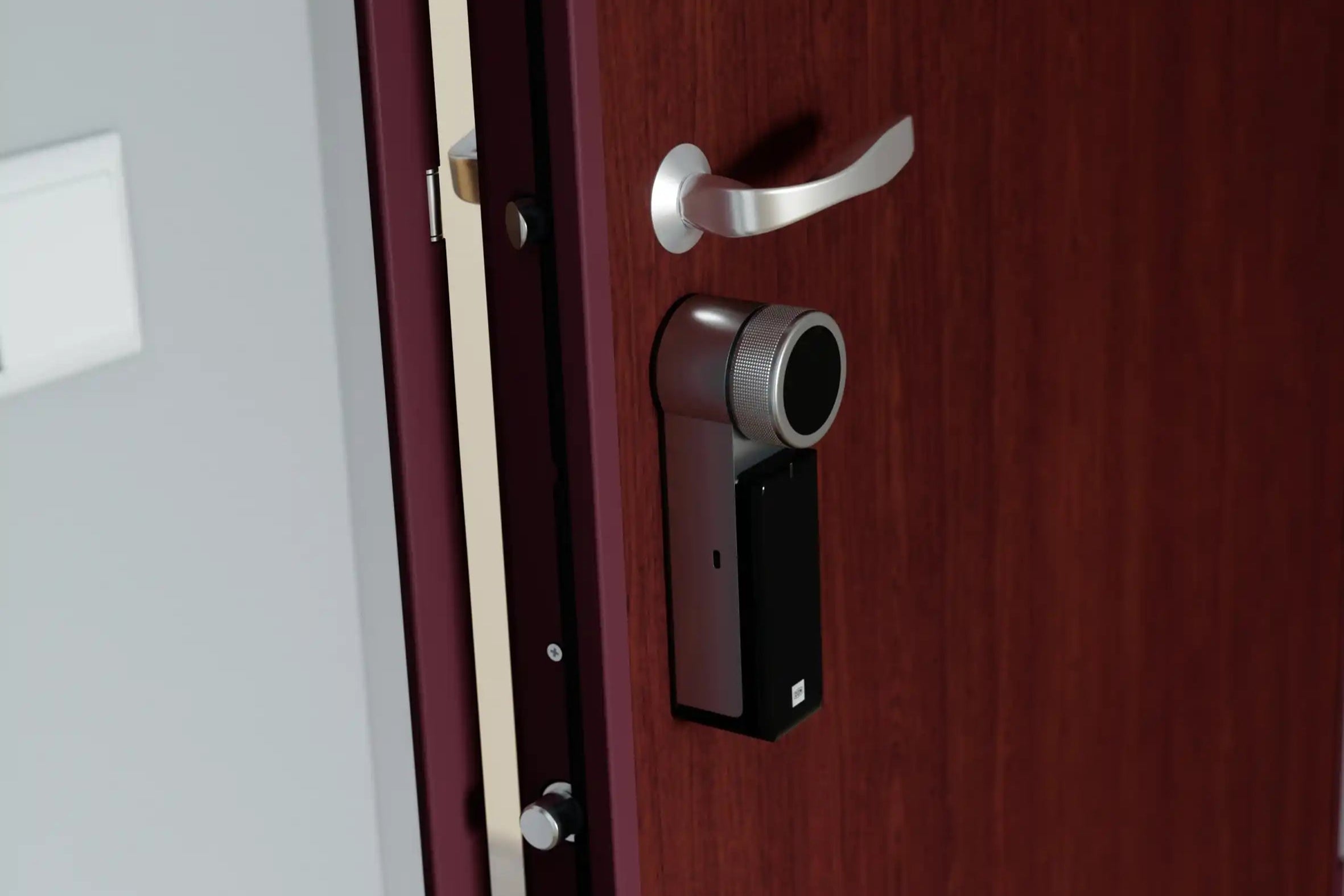 Porte blindée en bois avec serrure connectée et poignée de sécurité chromée