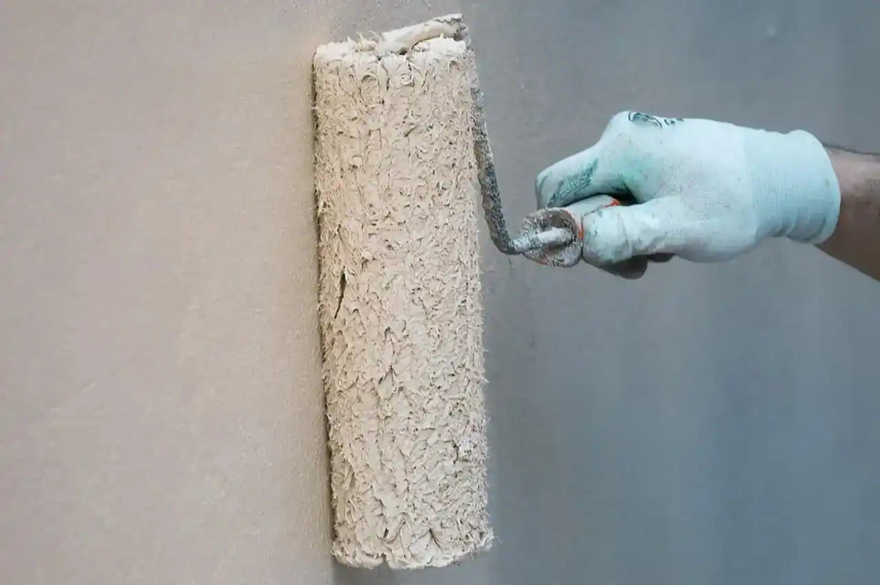 Travaux de peinture intérieure à Courbevoie - Peintre professionnel appliquant la peinture au rouleau