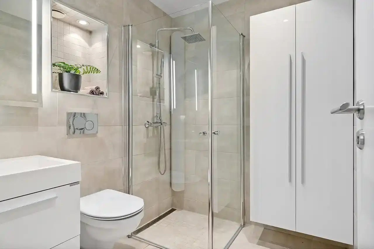 Rénovation moderne salle de bain Courbevoie - Douche italienne carrelage beige par Renobat